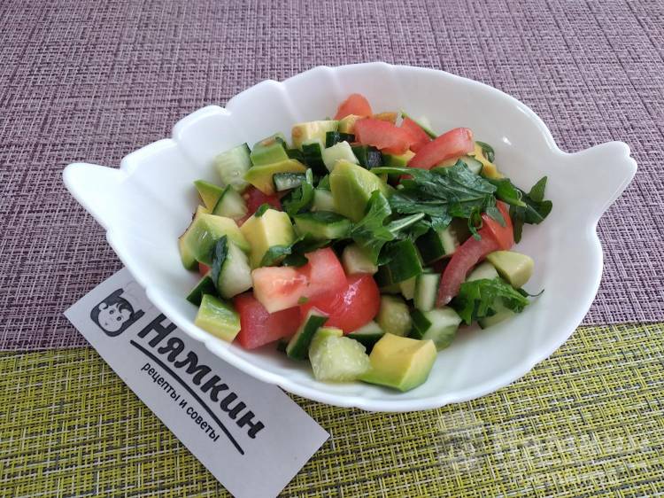 Салат из авокадо, свежих овощей и рукколы в уксусно-масляной заправке