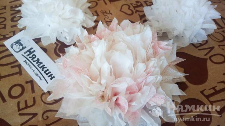 Как сделать объемные цветы из бумажных салфеток за 5 минут