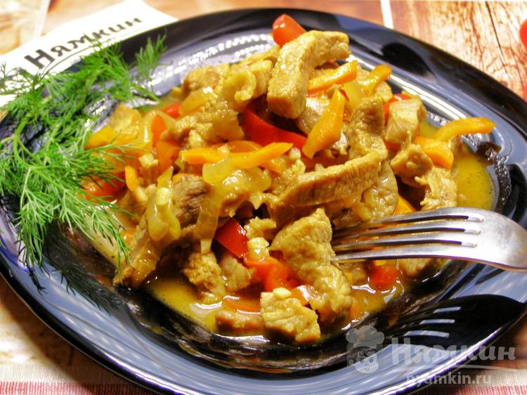 Мясо по-тайски с овощами и мёдом на сковороде