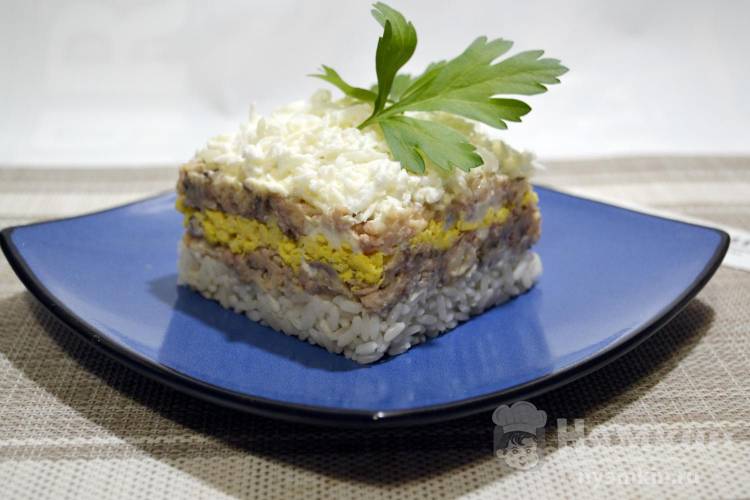 Рыбный салат с рисом и сыром