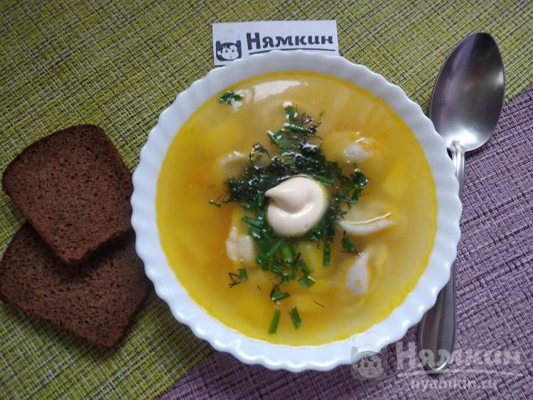 Домашний картофельный суп с пельменями и зеленью