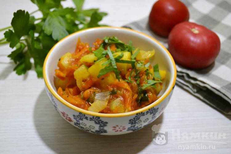 Овощное рагу из кабачков, помидоров, моркови и лука на сковороде