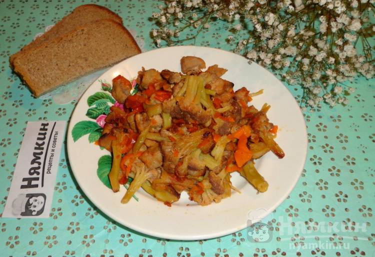 Цветная капуста со свининой и овощами в сметане: тушим на сковороде