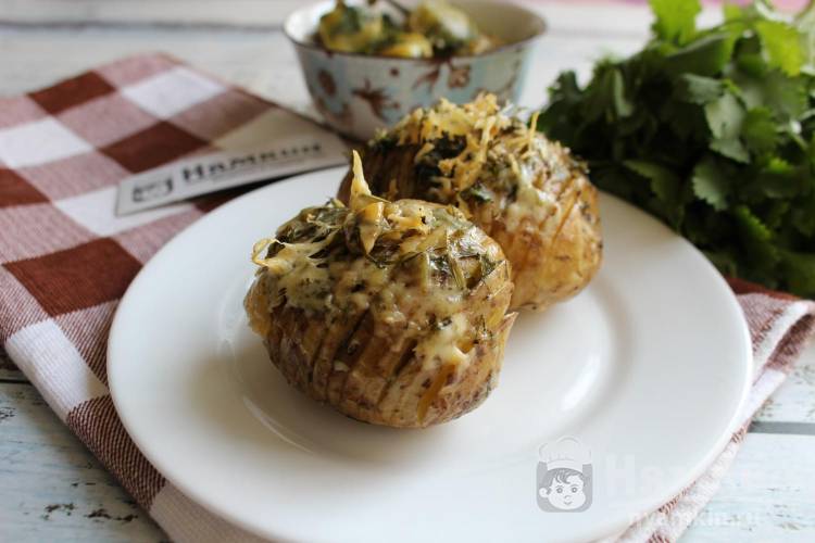 Картошка-гармошка с сыром и зеленью в духовке
