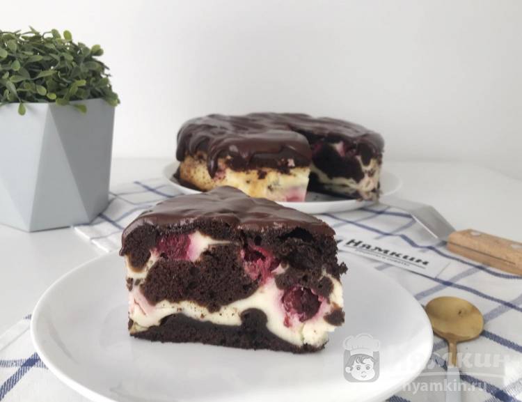 Шоколадный пирог с творогом и вишней под шоколадной глазурью