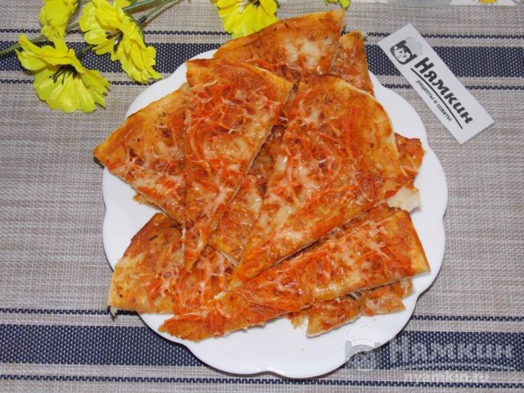 Открытый слоеный пирог с корейской морковью и сыром