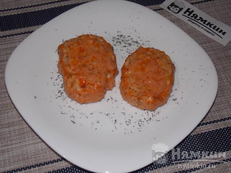 Куриные котлеты с картофелем под сметанно-томатным соусом в духовке