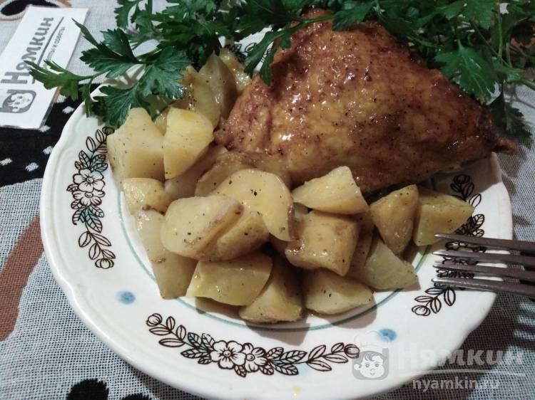 Приготовление куриных бедер по-французски, запеченных с картофелем.