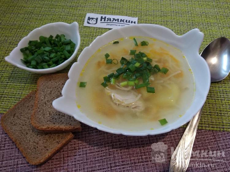 Куриный суп с вермишелью, консервированной кукурузой и зелёным луком