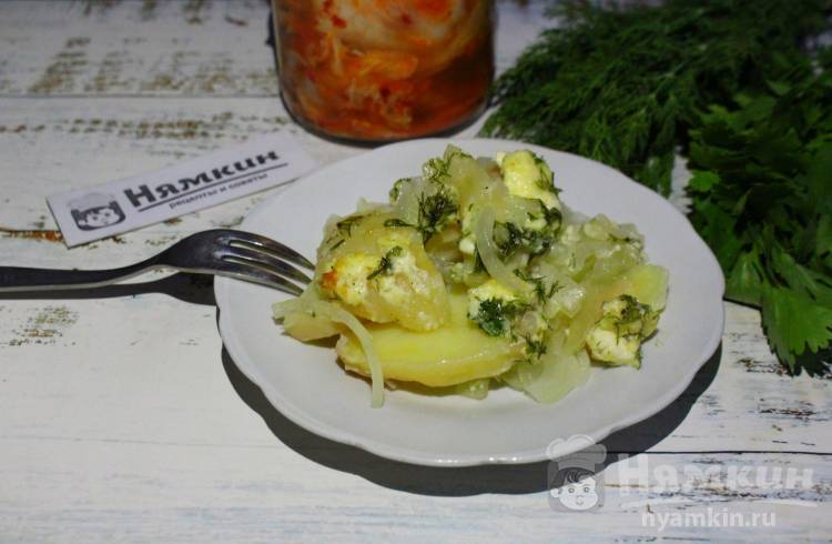 Картофель с брынзой и зеленью в духовке
