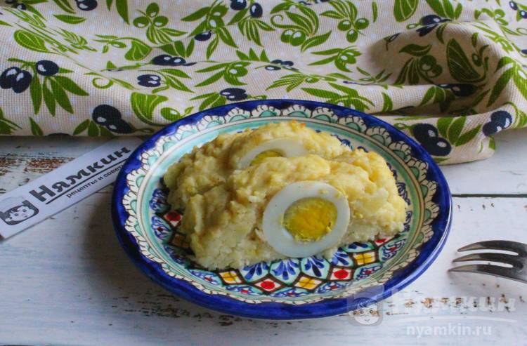 Картофельный рулет с сыром и вареными яйцами в духовке