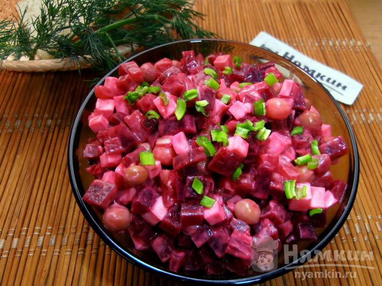 Слоеный салат со свеклой и солеными огурцами