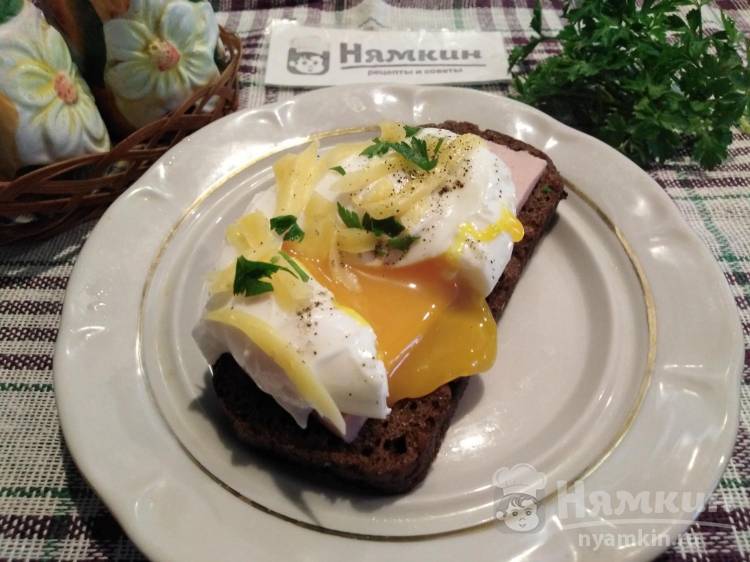 Завтрак из яиц и колбасы — яйца а-ля Бенедикт