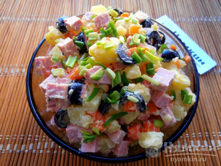 Праздничный салат с колбасой, маслинами и картофелем