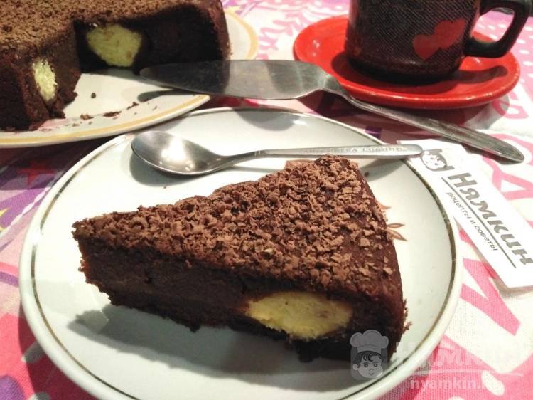 Бисквитный шоколадный пирог с творожными шариками в мультиварке