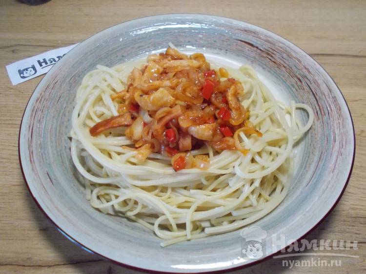 Спагетти с подливой из копченой грудинки, сладкого перца и лука