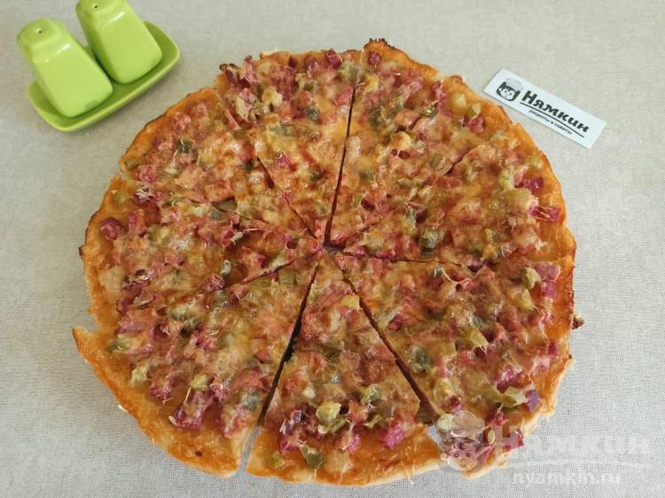 Тонкая пицца на дрожжевом тесте с колбасой и солеными огурчиками в духовке