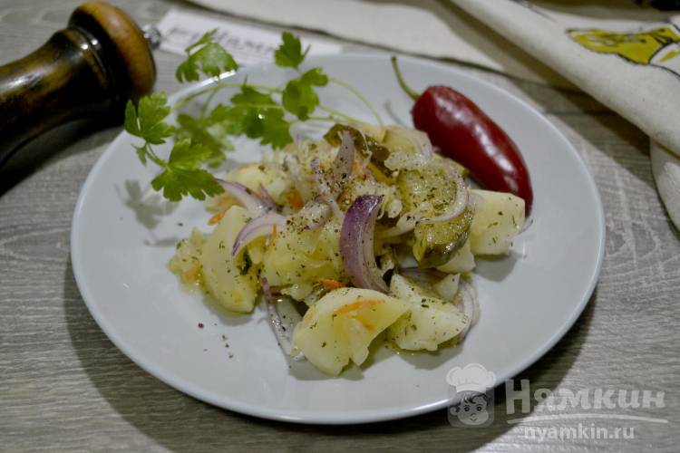 Салат из картофеля, квашеной капусты и маринованных огурцов на постный стол