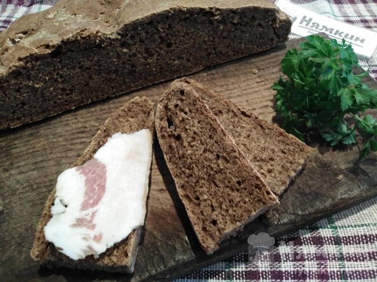Круглый украинский хлеб на ржаной муке