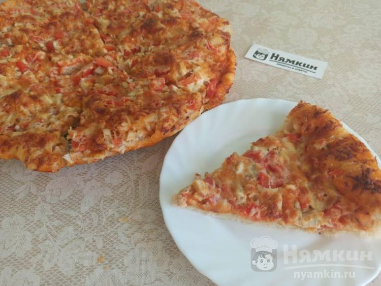 Пицца на дрожжевом тесте с куриным филе, помидорами и сыром в духовке