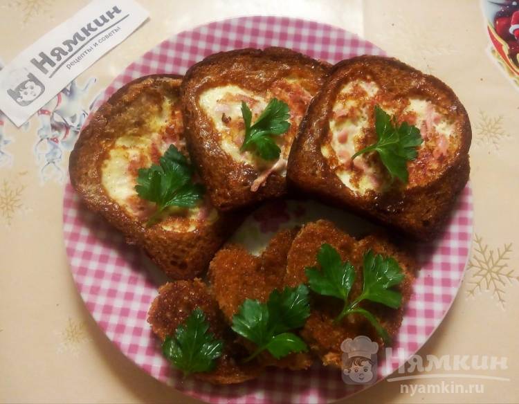Омлет с сосисками в хлебе в форме сердечек на сковороде