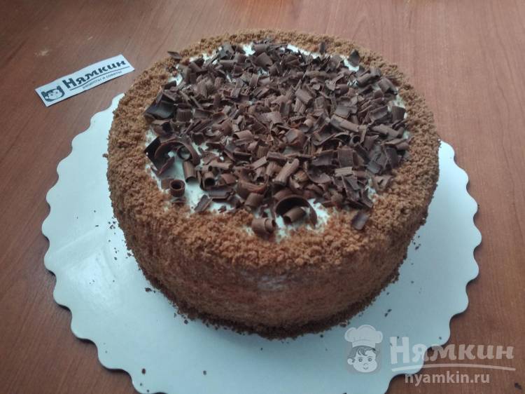 Бисквитный торт со сливочным кремом, шоколадной крошкой и кофейным ароматом