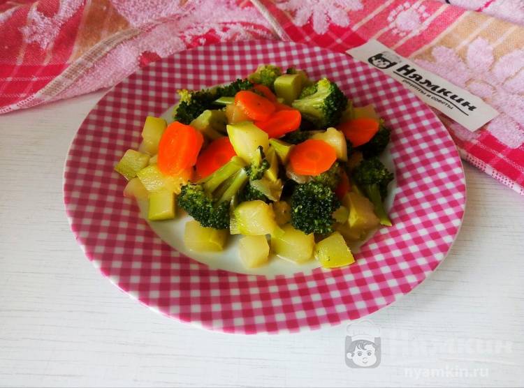 Овощное рагу из брокколи, моркови и кабачка на сковороде