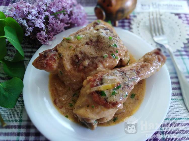 Курица в сметанном соусе с луком и чесноком – вкусный ужин