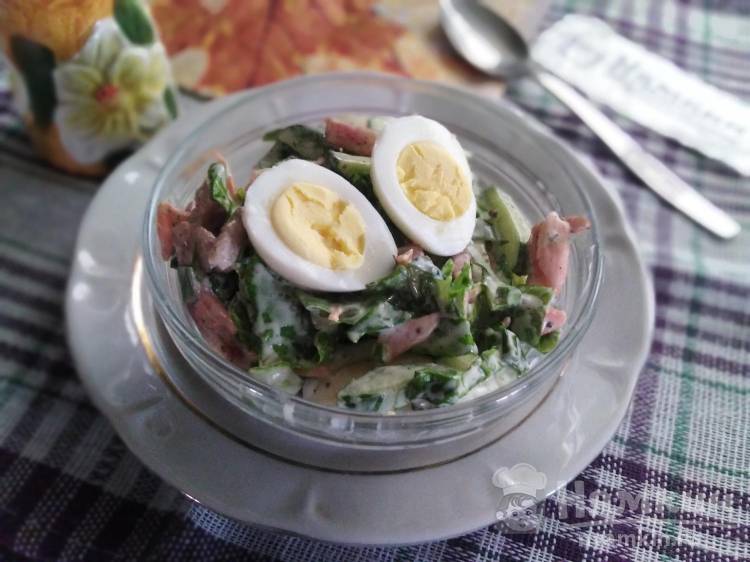 Салат с жареной сырокопченой колбасой и перепелиными яйцами