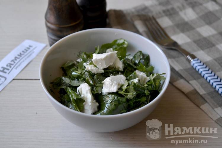 Салат из рукколы, свежей зелени и сыра фета с оливковым маслом