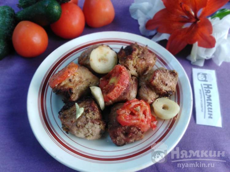 Свиной шашлык в луковом маринаде с помидорами и луком