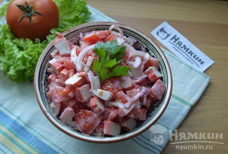 Салат из крабовых палочек с помидорами и маринованным луком 