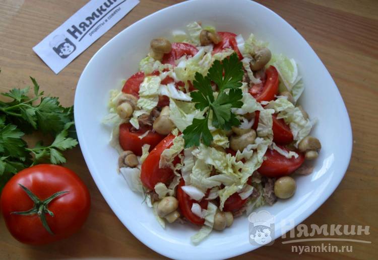 Салат с консервированным тунцом, помидорами и грибами 