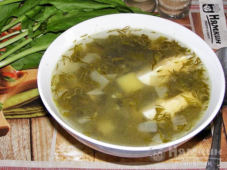 Щавелевый суп с крапивой и зеленью