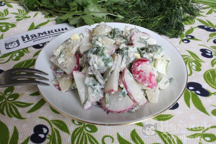 Простой салат с яйцом, овощами, зеленью и сметаной