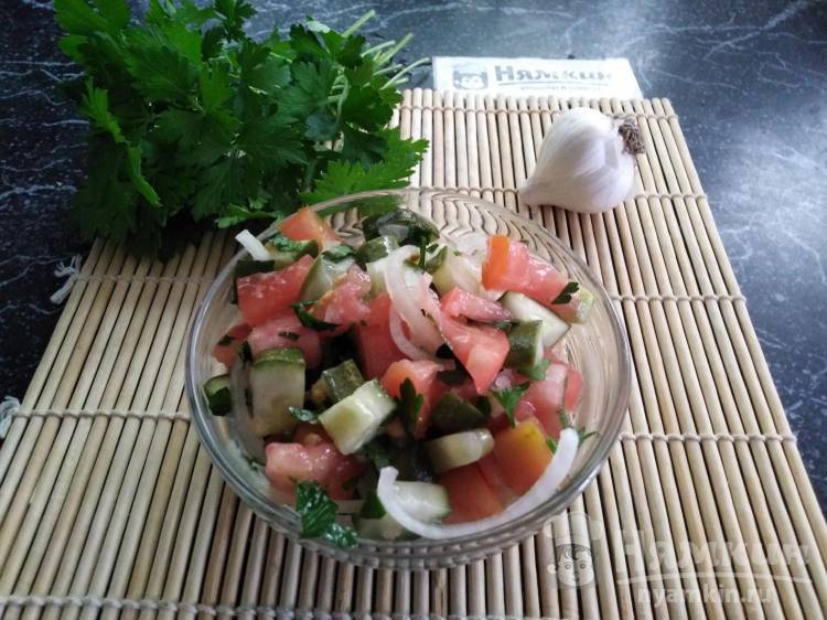 Острый салат из овощей с чесноком