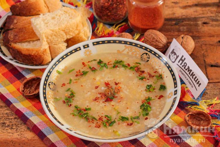 Армянский суп Воспнапур с чечевицей, орехами и изюмом