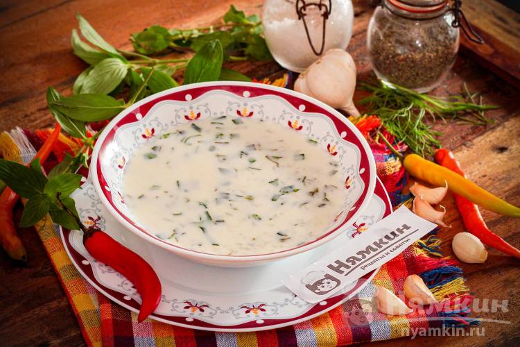 Суп Довга с рисом и зеленью на кефире по-азербайджански