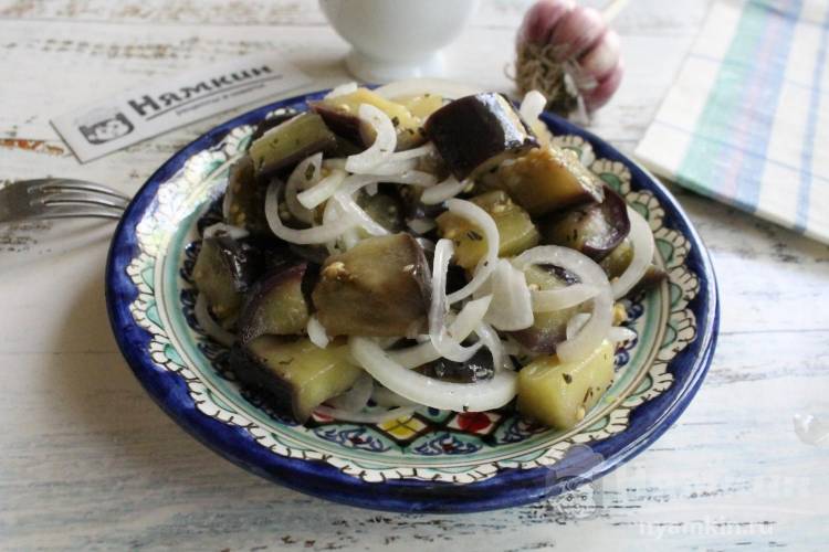Ароматный салат из баклажанов с луком и базиликом