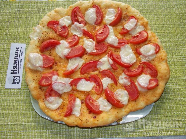 Пицца на творожном тесте с помидорами и сыром