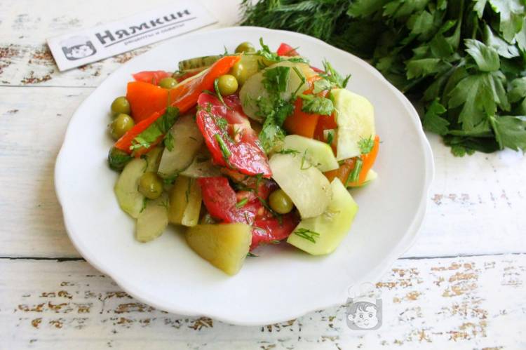Овощной салат с огурцами, зеленым горошком и печеными перцами