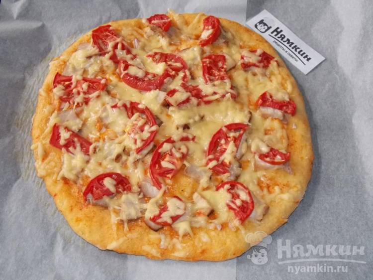 Пицца с шашлыком, помидорами и красным луком