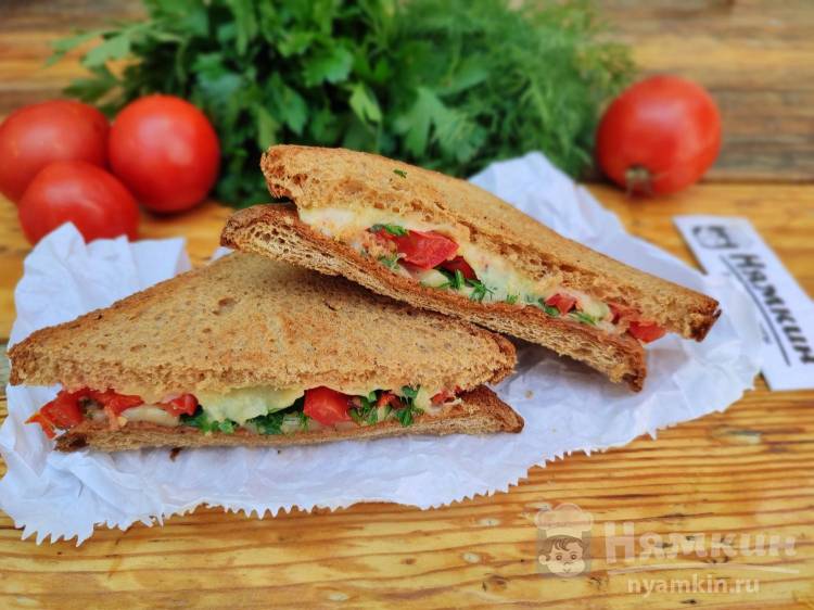 Сэндвич с сыром, помидором и зеленью на сковороде