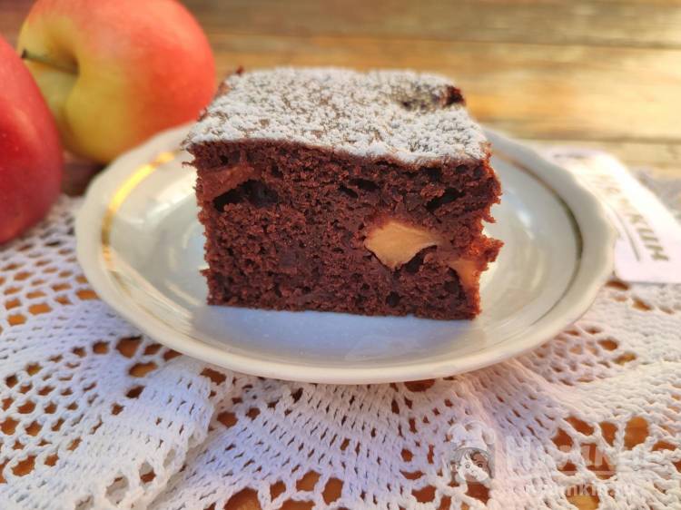 Шоколадный пирог на кефире с яблоками