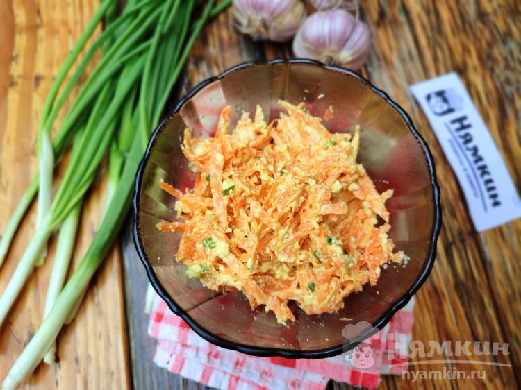 Салат из моркови с творогом и чесноком
