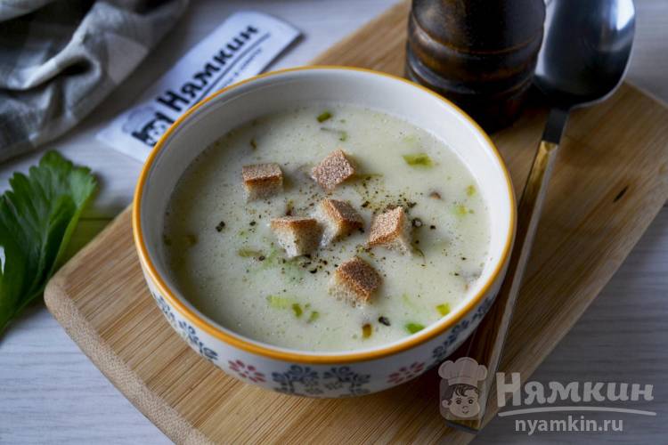 Сырный крем-суп с тыквой, картофелем и луком-пореем на курином бульоне