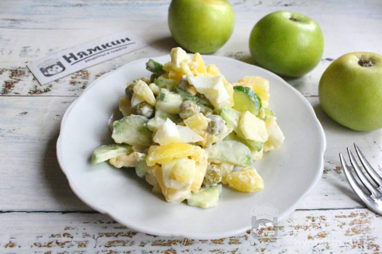 Салат с зеленым горошком, картофелем, яблоками и яйцом