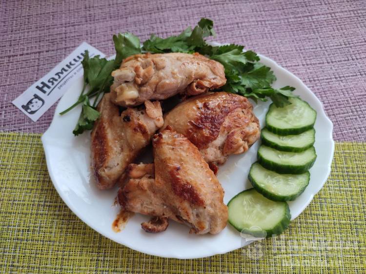 Жареная курица с чесноком и луком на сковороде