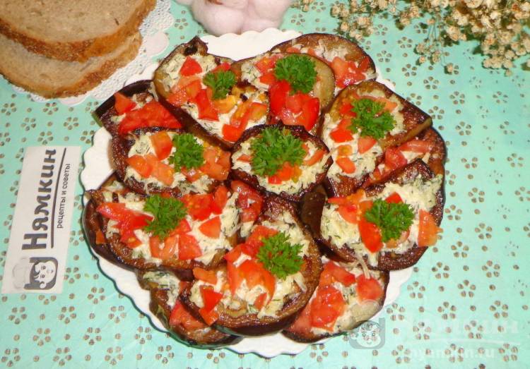 Жареные баклажаны с сырным соусом и помидорами