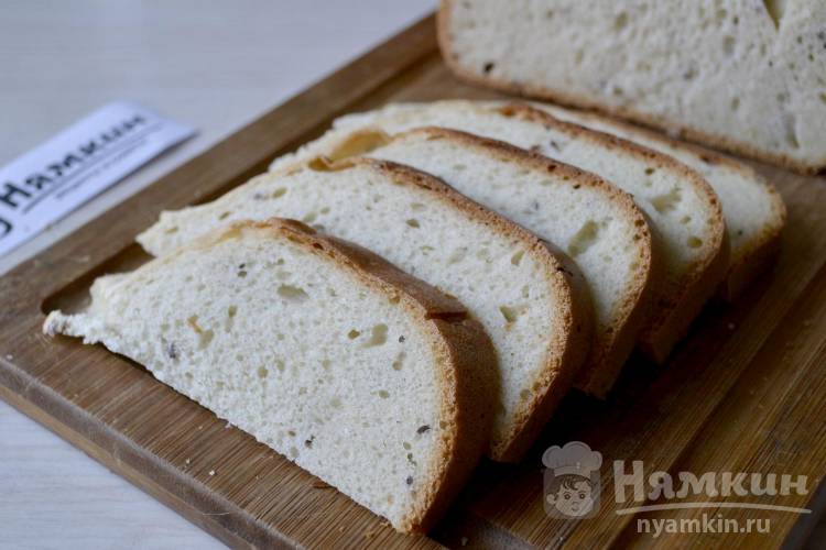Белый хлеб на дрожжах с семенами льна в хлебопечке